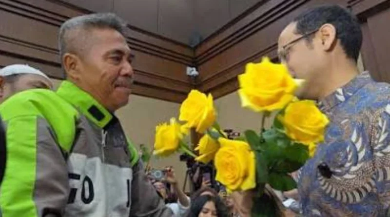 Nadiem Terharu Terima Mawar Kuning Jelang Sidang Vonis